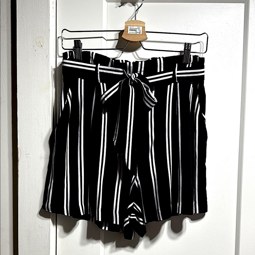 H&M EUC high-waist tie-belt striped paperbag shorts
